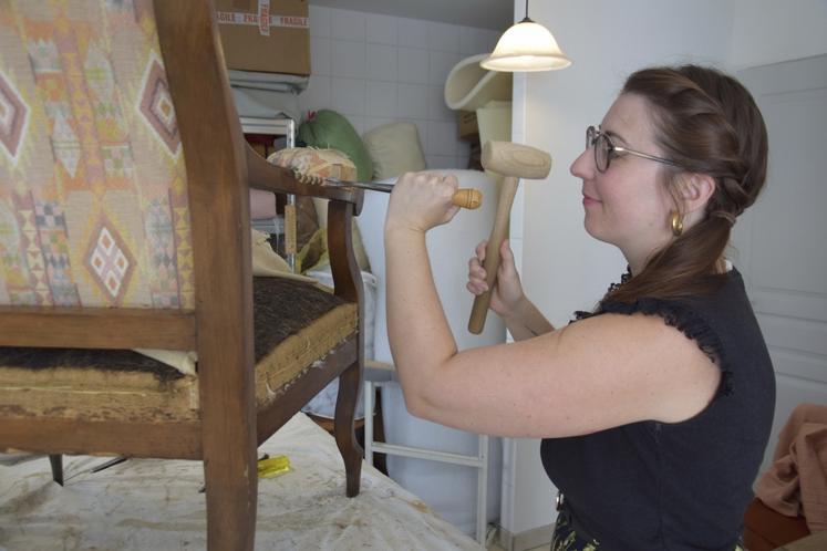 Plusieurs heures de travail sont nécessaires pour dégarnir, renforcer, réparer et retapisser un fauteuil.