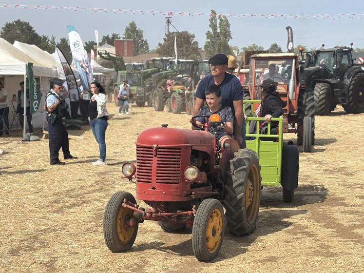Comme chaque année, une randonnée de vieux tracteurs était organisée le dimanche matin, et les engins ont parcouru les allées de la Fête de la Terre à plusieurs reprises.