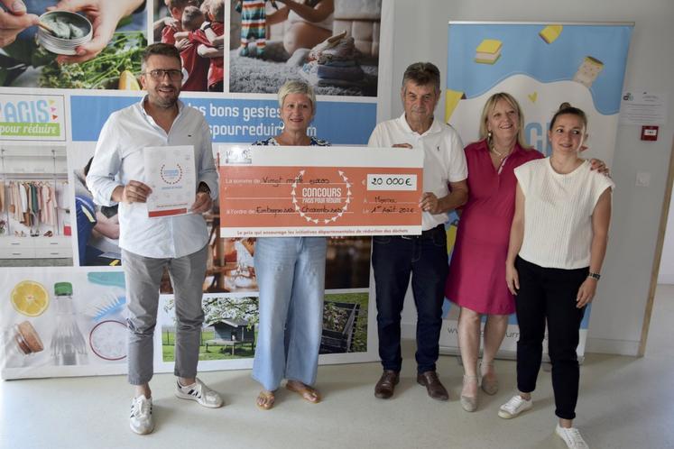 Michaël Laville, président de Calitom ; Isabelle Moufflet, vice-présidente du programme départemental J'agis pour réduire en Charente ; Christian Croizard, vice-président de la prévention et de la mobilisation des habitants ; Virginie Laffas, responsable service zéro déchet et Estelle Bodet, chargée de l'organisation du concours.