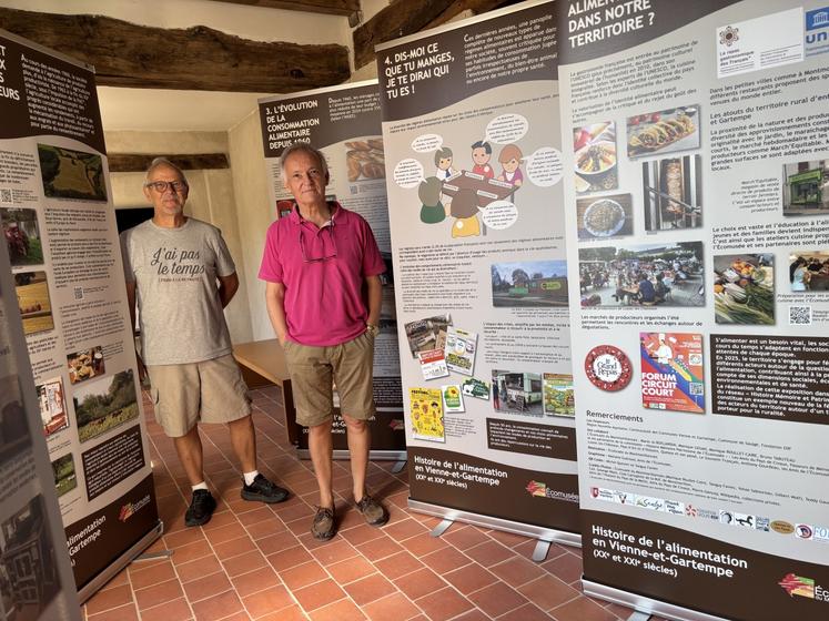 Gilbert Wolf et Bruno Tabuteau, devant l'exposition installée jusqu'au 11 octobre à l'Ecomusée de Juillé. 