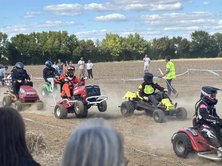Les courses de tracteurs tondeuse ont fait de la poussière! Les pilotes n'ont d'ailleurs pas hésité à faire quelques roues arrière avec leurs engins préparés pour l'occasion.