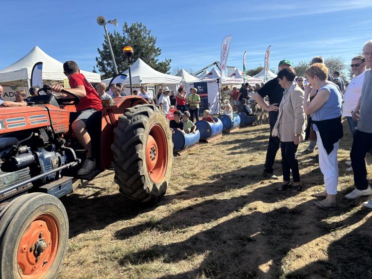 En fin de matinée, le public était tout particulièrement nombreux. Le tracteur qui promenait les enfants (et parfois même quelques exposants), a parfois eu du mal à se frayer un passage.
