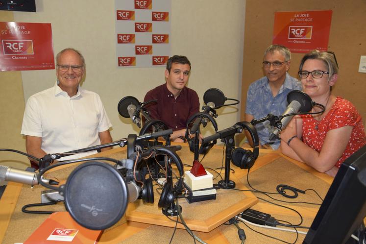 De gauche à droite : Nicolas Boussuge, président de RCF Charente ; Raphaël Gamache, chargé de mission ; Denis Charbonnier et Érica Walter, journalistes.