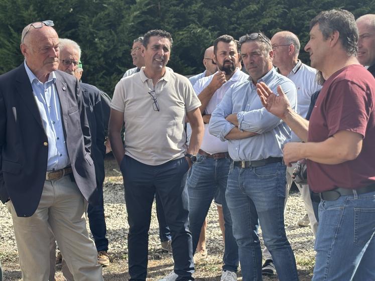 Damien Bouchet (à droite) a présenté les aménagements de son exploitation qui lui ont permis d'être résilient face au changement climatique.