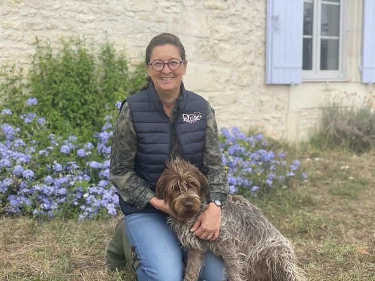 Françoise de Roffignac avec sa chienne Vaya. 