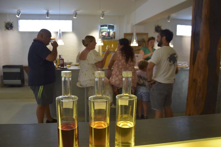 Julie Bégey ponctue toujours les visites d'une dégustation de différents produits de la propriété.