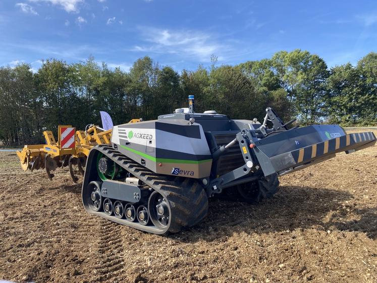Le robot AgXeed peut rester en toute automonie dans la parcelle. On peut le superviser à distance. 