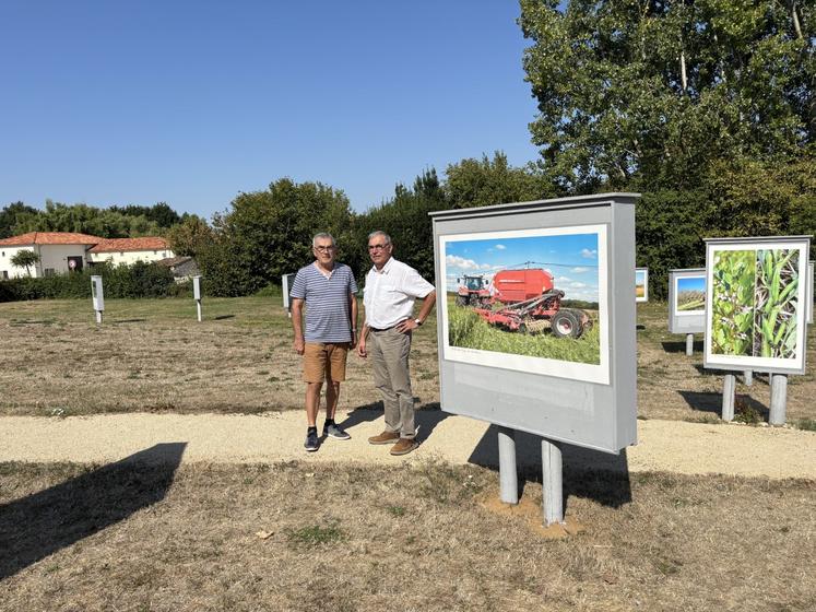 Jacky Dupin, président de D'Clic Photo Civray et Jean-Guy Valette, maire de Genouillé, au milieu de l'exposition. 