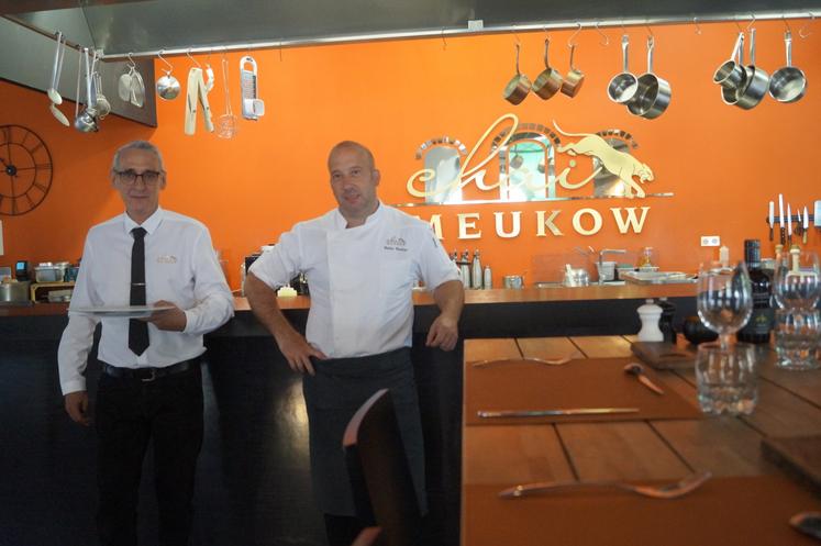 Le Chai Meukow, avec le maître d'hôtel Olivier Cote-des-Combes (à gauche) et le chef Cédric Coulaut (à droite).