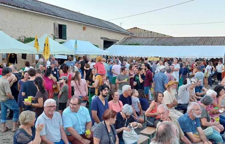 Adhérents de la Confédération Paysanne 86 et sympathisants se sont retrouvés à la Ferme de la Fayauderie.