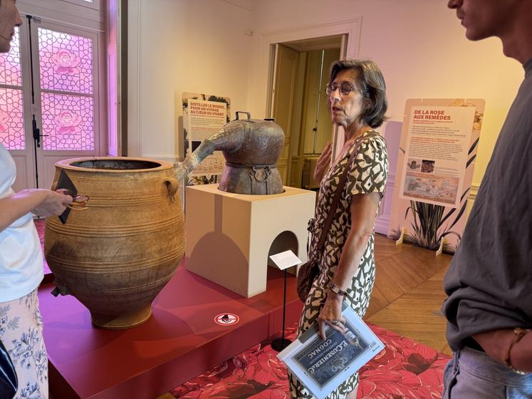 Au Musée d'art et d'histoire - Maison du négociant, le parcours retrace l'histoire de la distillation, de ses origines antiques à son évolution en Europe.