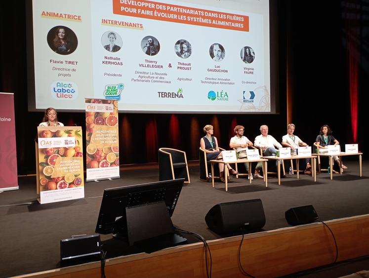 Animée par Flavie Tiret (ALCO - Association des laiteries), la table ronde rassemblait Nathalie Kerhoas, (Bleu-Blanc-Cœur), Thibault Proust, Thierry Villelegier (Terrena), Luc Gauduchon (Léa Nature) et Virginie Faure (Resan).