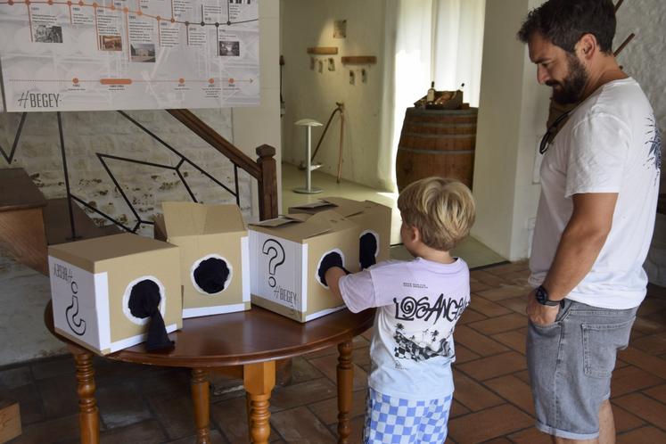 Dans l'atelier immersion sensorielle, il faut deviner les objets de la vigne en utilisant seulement le sens du toucher.
