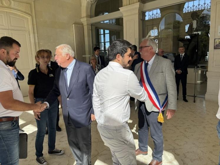 Pendant une entrevue d'à peine une heure avec le président du Sénat, les agriculteurs ont tiré la sonnette d'alarme sur le manque de fourrage et la pression fiscale subies par les exploitations.