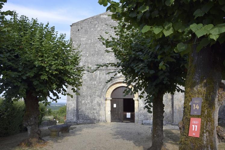 Les parcours pédestres et cyclistes sillonnent les vignobles de la propriété, et passent même par l'église de Villars-les-Bois, lieu symbolique pour la famille.