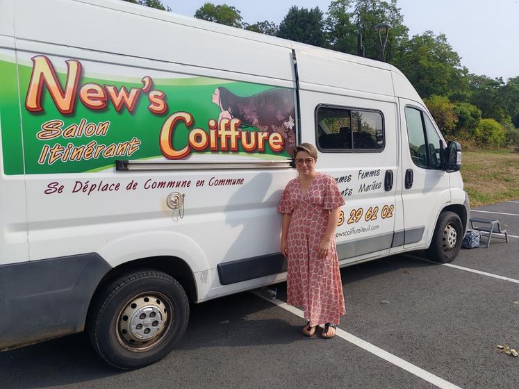 Elodie Merigot se déplace dans les villages pour coiffer les habitants.
