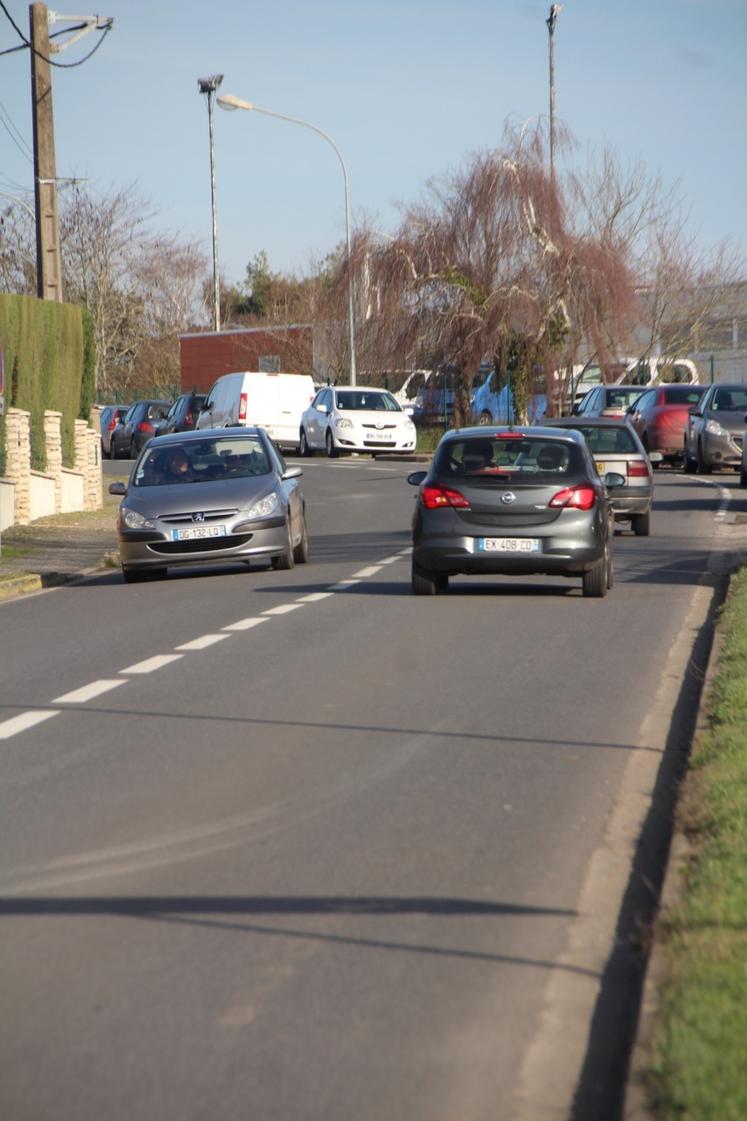 Sans alternative structurée, les habitants de zones rurales sont contraints à faire des déplacements quotidiens de plusieurs dizaines de kilomètres en voiture.