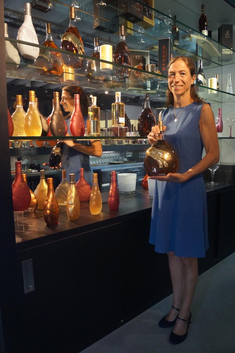 Blandine Mann, nouvelle responsable Communication et Evénementiel, avec, entre ses mains, la carafe parée de la panthère, emblème de la Maison Meukow.