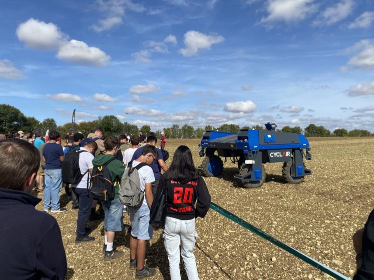 Implanter des poteaux et des structures photovoltaïques engendre des contraintes pour l'agriculteur. Le matériel doit être plus petit, plus adapté comme ici avec le désherbeur Cyclair.