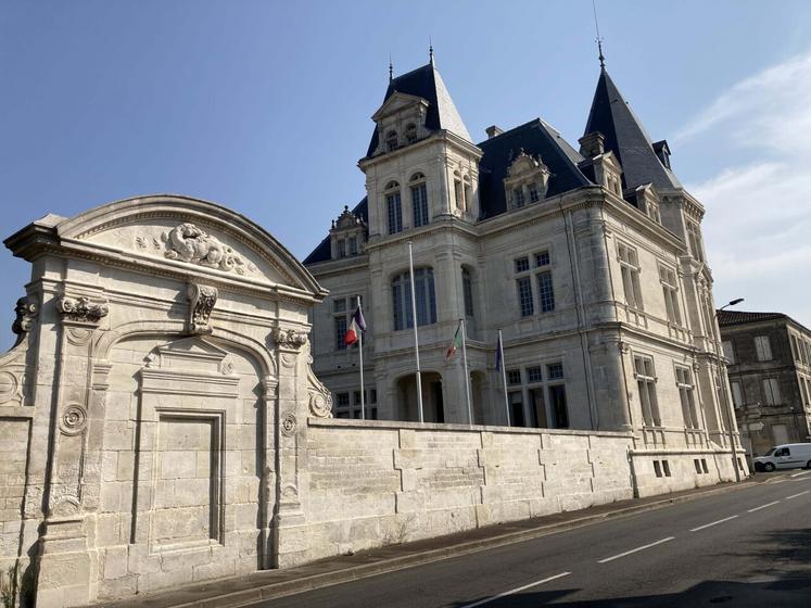 Le siège de la maison de cognac Bisquit & Dubouché au 58, de la rue Maréchal Leclerc à Cognac.