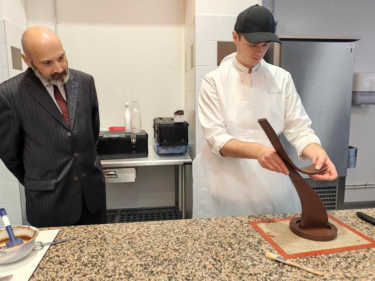 Le Préfet a été impressionné par la technicité des apprentis en chocolaterie.