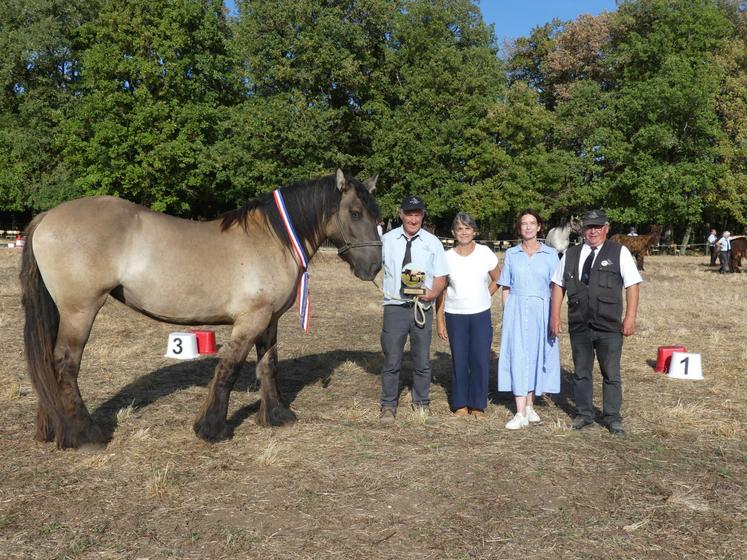 Daniel Simon Bouhet, éleveur à Lavausseau, a remporté le Trophée Baussay, avec Okaline de la Chatre.