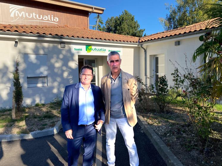 Jérôme Reboul et Dominique Rainteau, respectivement directeur et président de Mutualia Alliance Santé, devant les nouveaux locaux, à Saintes.