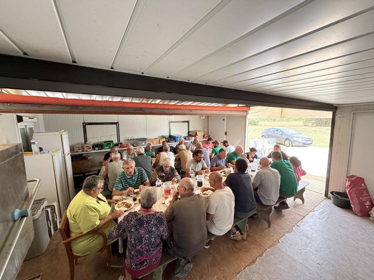Après l'aménagement du site, la convivialité autour d'un repas pour les bénévoles.