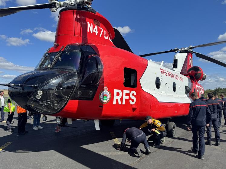 Les pompiers charentais ont pu découvrir un hélicoptère bombardier d'eau Chinook CH-47D et un Bell 412 australiens.