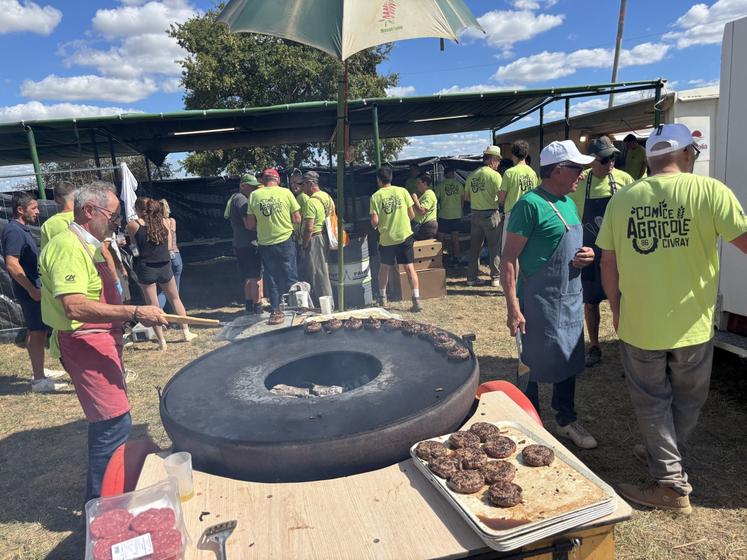 Ce sont les JA qui géraient la restauration. Aidés par d'autres bénévoles, ils proposaient du melon, steak haché, frites, fromage, gaufrette et yaourt. Un repas 100 % local qui a convaincu le public : 1 000 repas le midi et 450 le soir.