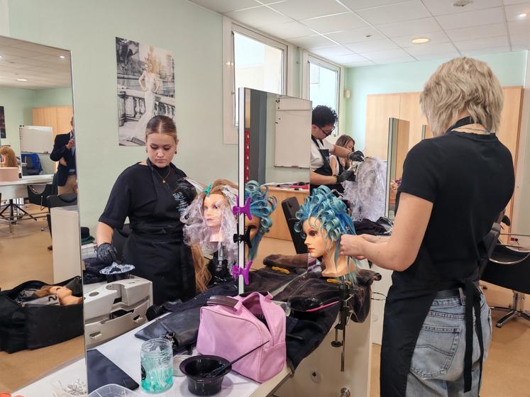Les apprenties coiffeuses en plein exercice.