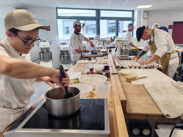 Des apprentis boulangers en formation.