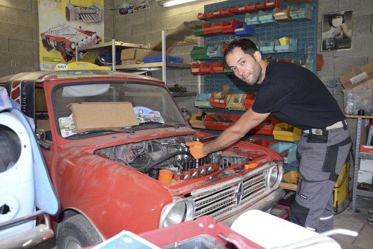 Lenny Espanol, armé d'une clé dynamométrique, répare une Mini Clubman. "Produite pendant 5 ou 6 ans, son look carré n'a pas eu le même succès que celui de la Mini d'origine".