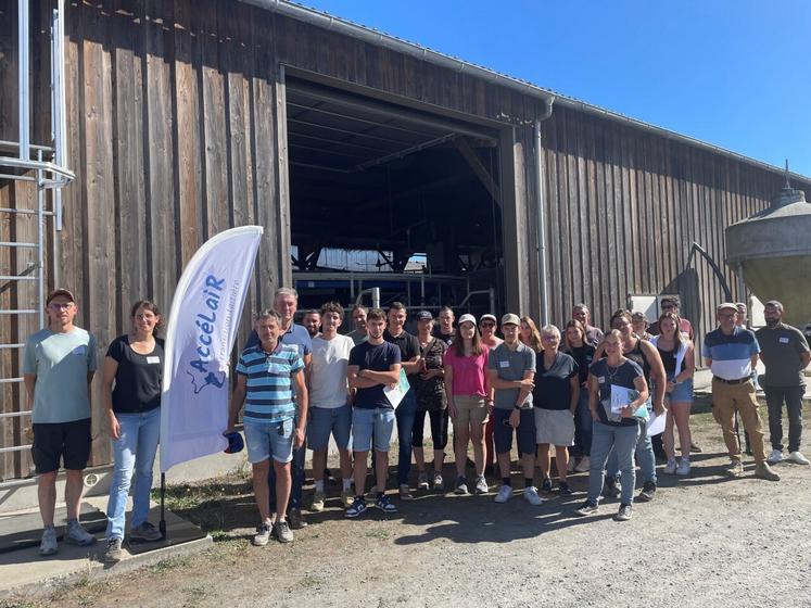 À la ferme expérimentale des Trinottières, les travaux récents sur l'alimentation des vaches laitières et le logement collectif des veaux ont été partagés au groupe