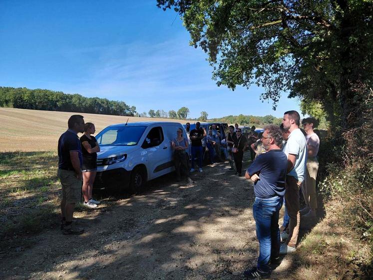 Agriculteurs, équipes de la Région et techniciens d'Océalia se sont retrouvés à Chatain.