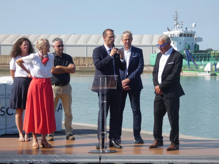 « On ne pourra pas réindustrialiser, on ne pourra pas s'adapter au changement climatique, on ne pourra pas gagner des gages de souveraineté sans les outils portuaires », a assuré Rémi Justinien, conseiller régional et maire de Tonnay-Charente.
