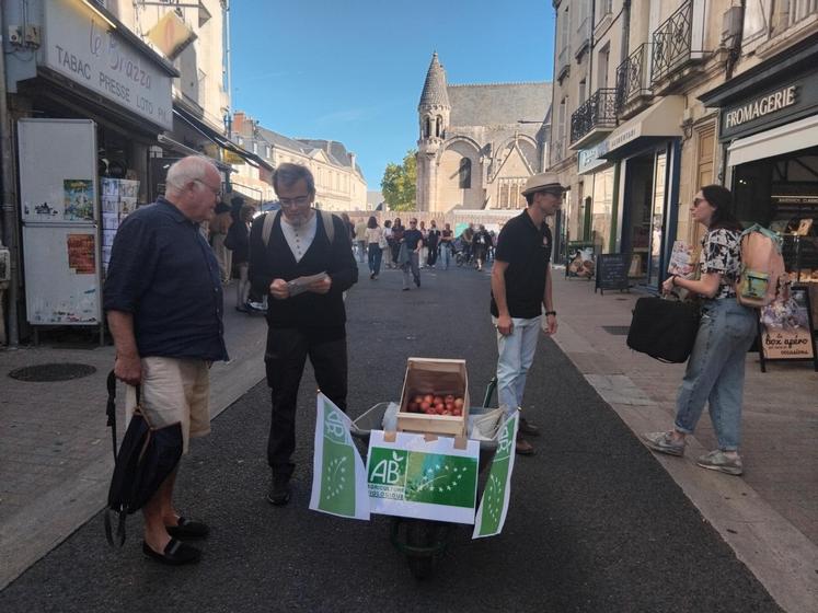 50 kg de pommes et 400 guides répertoriant les adresses des producteurs bio de la Vienne ont été distribués. (CP : VAB)