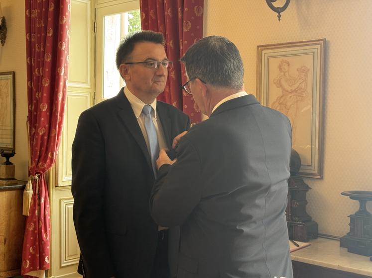 Hervé Servat a reçu l'Ordre national du Mérite. Ingénieur de l'École polytechnique et ingénieur du Génie rural, des Eaux et des Forêts, il a consacré plus de 30 ans à l'administration territoriale de l'État.