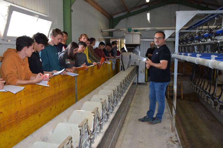 En salle de traite, Julien Thabault a notamment expliqué aux apprentis le fonctionnement du robot passeur.