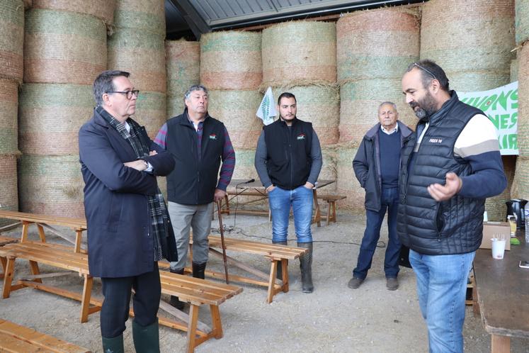 Jean-Bernard Sallat, président de la FNSEA 16, a listé au préfet toutes les problématiques auxquelles l'agriculture a à faire face.
