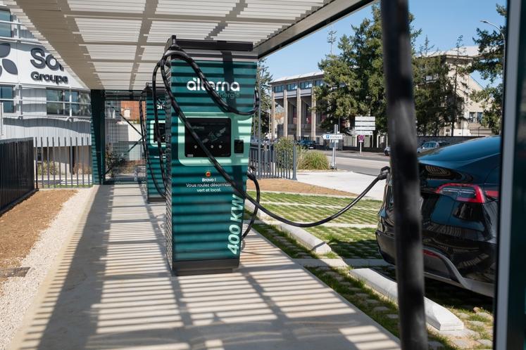 L'opération porte sur un réseau national de recharge rapide comprenant 32 stations en exploitation.