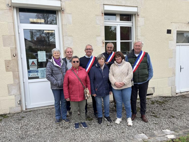 Plusieurs élus de Coulonges-les-Hérolles se sont mobilisés lundi en réaction aux dégâts du 17 octobre, ainsi que des habitants de la commune. 