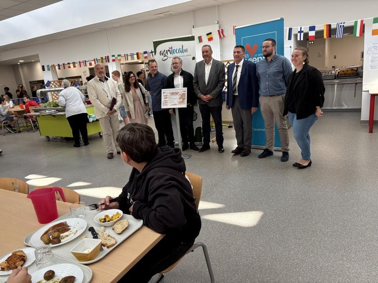 Les élus ont investi la cantine du collège de Latillé au moment du repas 100% local.