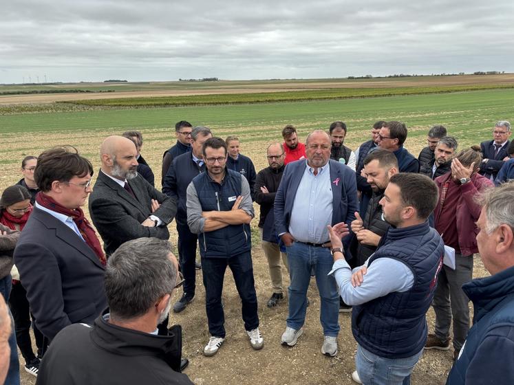 Face au Préfet et aux députés, les agriculteurs ont tiré la sonnette d'alarme et rappelé les impasses techniques et budgétaires.