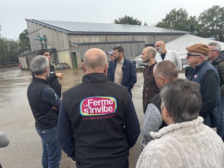 Anthony Brottier et plusieurs autres élus ont visité l'élevage Quintard et l'unité de méthanisation de Sanxay.
