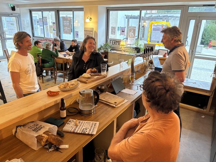 " Le lieu tourne grâce à une force humaine incroyable", soulignent les responsables du bar associatif.
