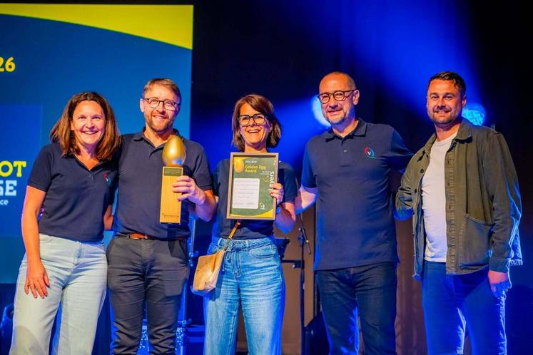 Les membres de l'équipe lors de la remise des trophées.