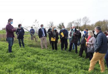 Elus et paysans invités ont fait le tour de la ferme de Baptiste Brigot et Marina Lonardi afin d’échanger sur leurs pratiques.