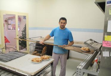 Depuis deux semaines, le four à pain d’Hervé Bonnenfant tourne à plein régime. Ses frangipanes et brioches font le bonheur des habitants de Mauprévoir et des communes limitrophes.