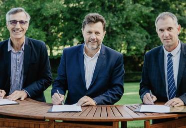 Luc Servant, président de la Chambre d'agriculture 17, Florent Morillon, directeur amont de la maison Hennessy, et Christian Daniau, président de la Chambre d'agriculture 16.